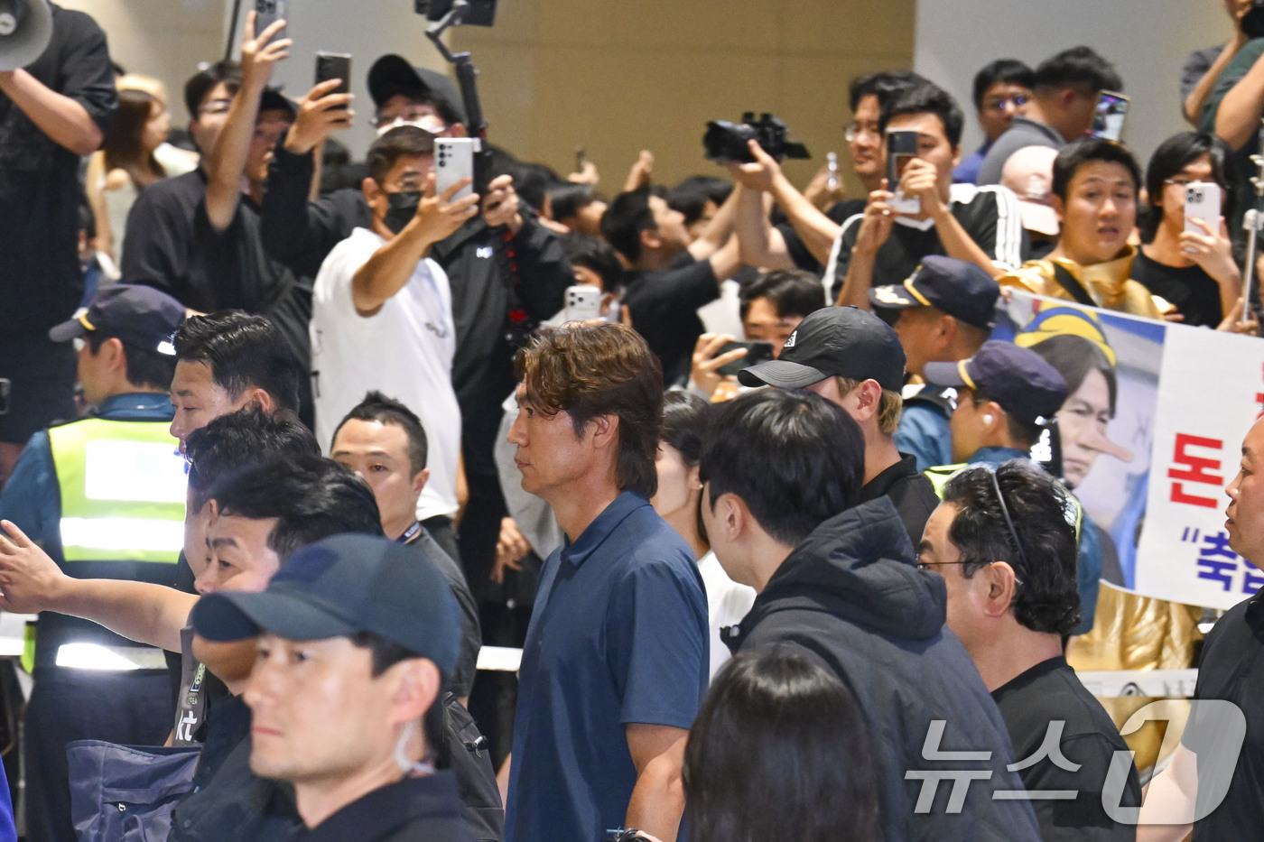 (인천공항=뉴스1) 안은나 기자 = 2026 북중미 월드컵 32강 진출 실패의 책임을 지고 사퇴 의사를 밝힌 홍명보 축구대표팀 감독이 30일 새벽 인천국제공항 2터미널을 통해 입국 …