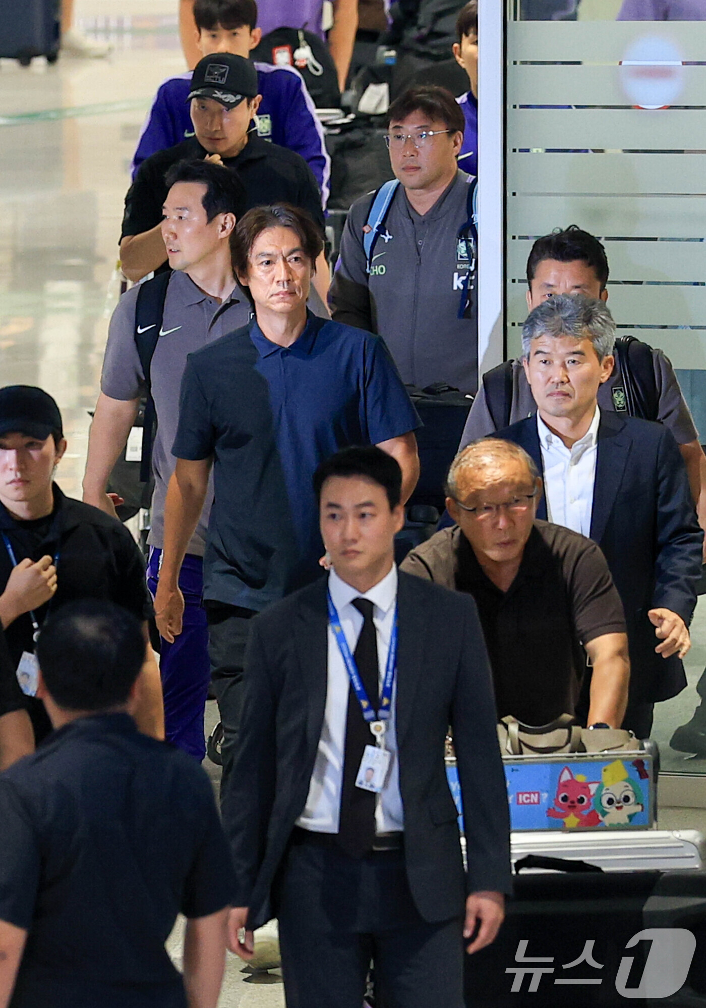 (인천공항=뉴스1) 안은나 기자 = 2026 북중미 월드컵 32강 진출 실패의 책임을 지고 사퇴 의사를 밝힌 홍명보 축구대표팀 감독이 30일 새벽 인천국제공항 2터미널을 통해 입국 …