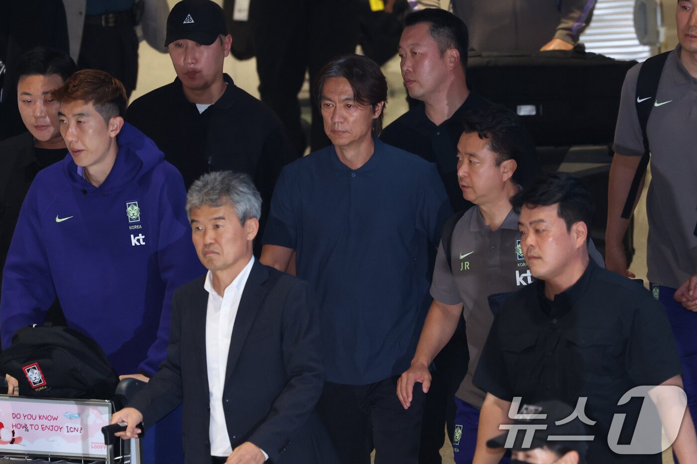 본문 이미지 - 2026 북중미 월드컵 32강 진출 실패의 책임을 지고 사퇴 의사를 밝힌 홍명보 축구대표팀 감독이 30일 새벽 인천국제공항 2터미널에 도착해 이동하고 있다. (공동취재)2026.6.30 ⓒ 뉴스1 안은나 기자