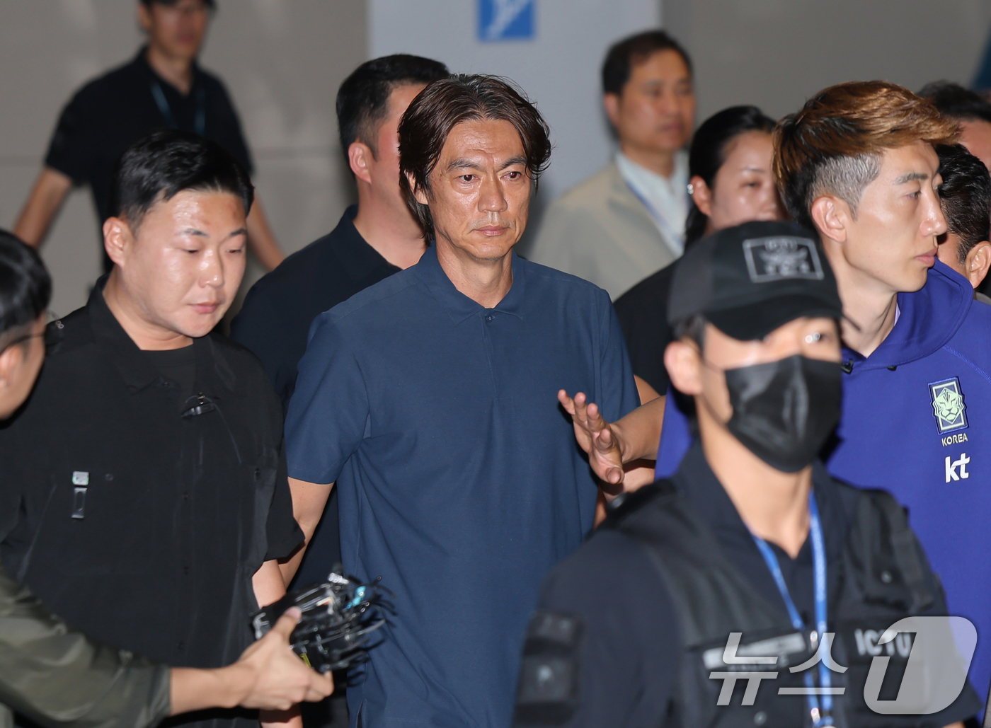 (인천공항=뉴스1) 안은나 기자 = 2026 북중미 월드컵 32강 진출 실패의 책임을 지고 사퇴 의사를 밝힌 홍명보 축구대표팀 감독이 30일 새벽 조현우 등 선수들과 인천국제공항 …