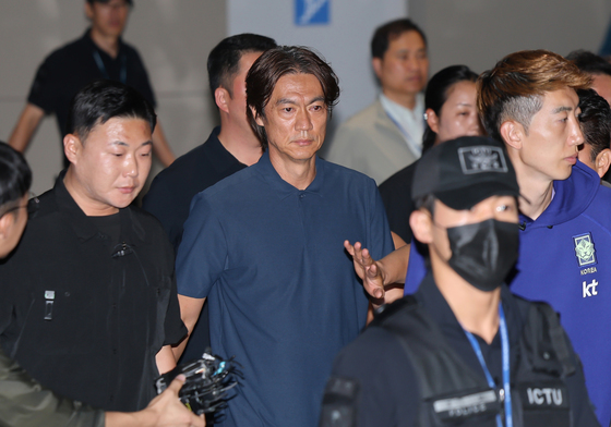 [뉴스1 PICK]'월드컵 최악 성적' 홍명보호, 축구팬 야유 속 씁쓸한 귀국길