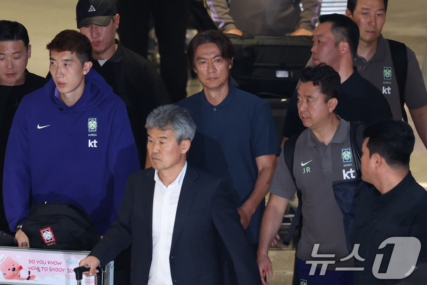 (인천공항=뉴스1) 안은나 기자 = 2026 북중미 월드컵 32강 진출 실패의 책임을 지고 사퇴 의사를 밝힌 홍명보 축구대표팀 감독이 30일 새벽 인천국제공항 2터미널을 통해 입국 …