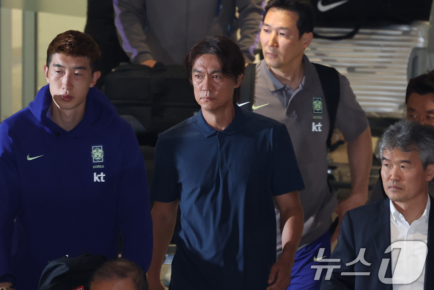 (인천공항=뉴스1) 안은나 기자 = 2026 북중미 월드컵 32강 진출 실패의 책임을 지고 사퇴 의사를 밝힌 홍명보 축구대표팀 감독이 30일 새벽 인천국제공항 2터미널을 통해 입국 …