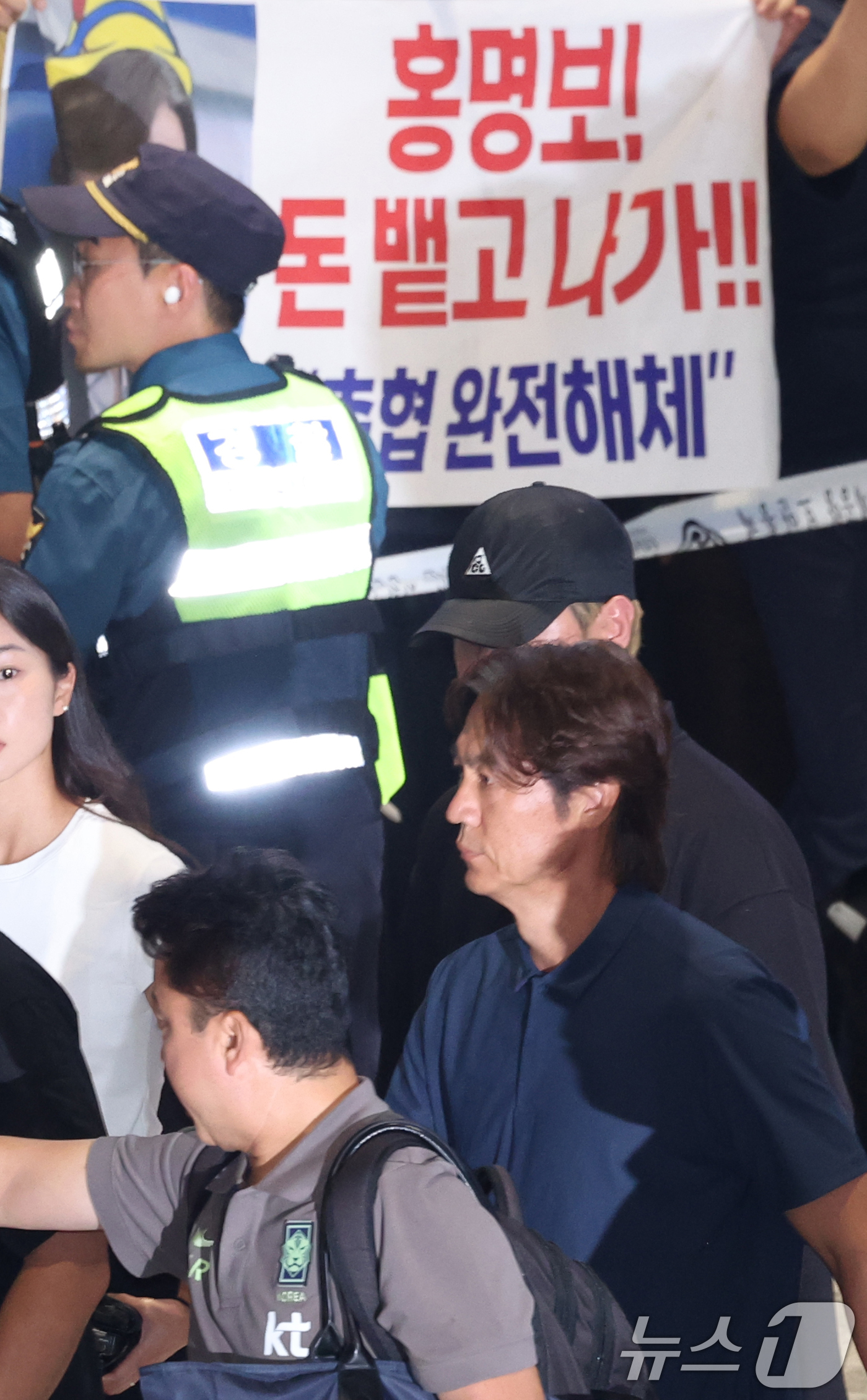 (인천공항=뉴스1) 안은나 기자 = 2026 북중미 월드컵 32강 진출 실패의 책임을 지고 사퇴 의사를 밝힌 홍명보 축구대표팀 감독이 30일 새벽 인천국제공항 2터미널을 통해 입국 …
