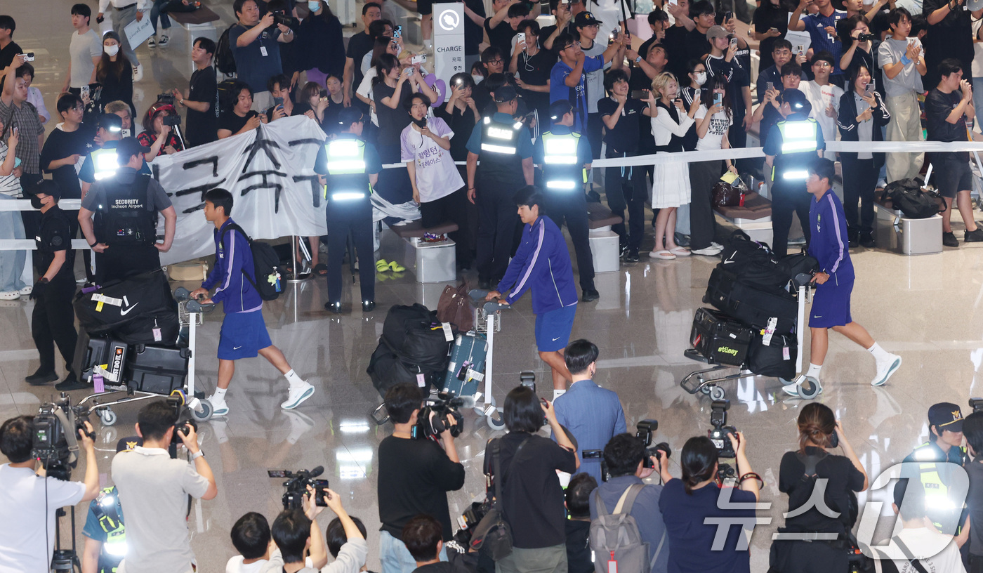 (인천공항=뉴스1) 안은나 기자 = 2026 북중미 월드컵 일정을 마친 축구대표팀 선수들이 30일 새벽 인천국제공항 2터미널에 도착해 이동하고 있다. (공동취재) 2026.6.30 …