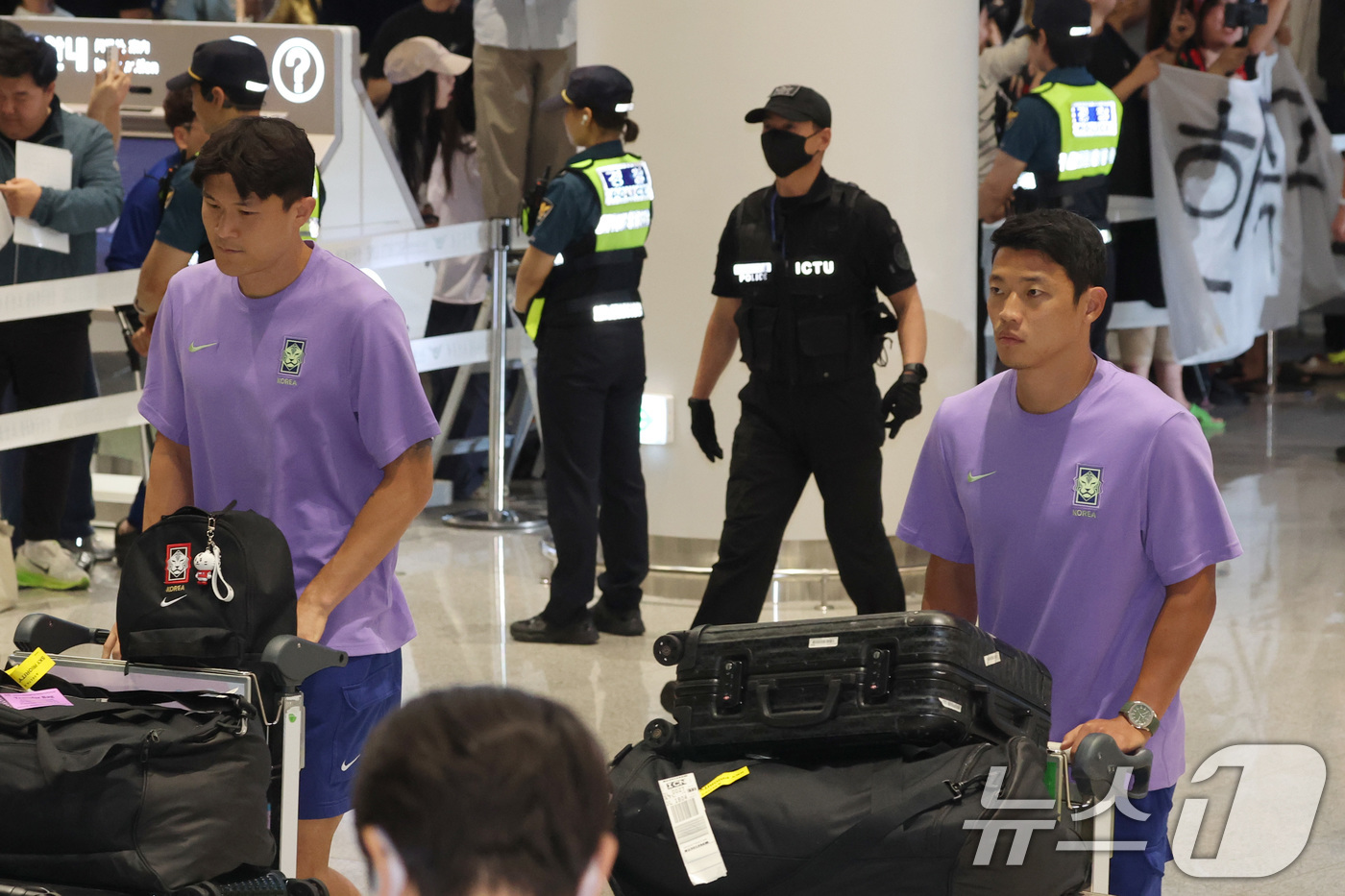 (인천공항=뉴스1) 안은나 기자 = 2026 북중미 월드컵 일정을 마친 축구대표팀 김민재, 황희찬이 30일 새벽 인천국제공항 2터미널에 도착해 이동하고 있다. (공동취재) 2026 …