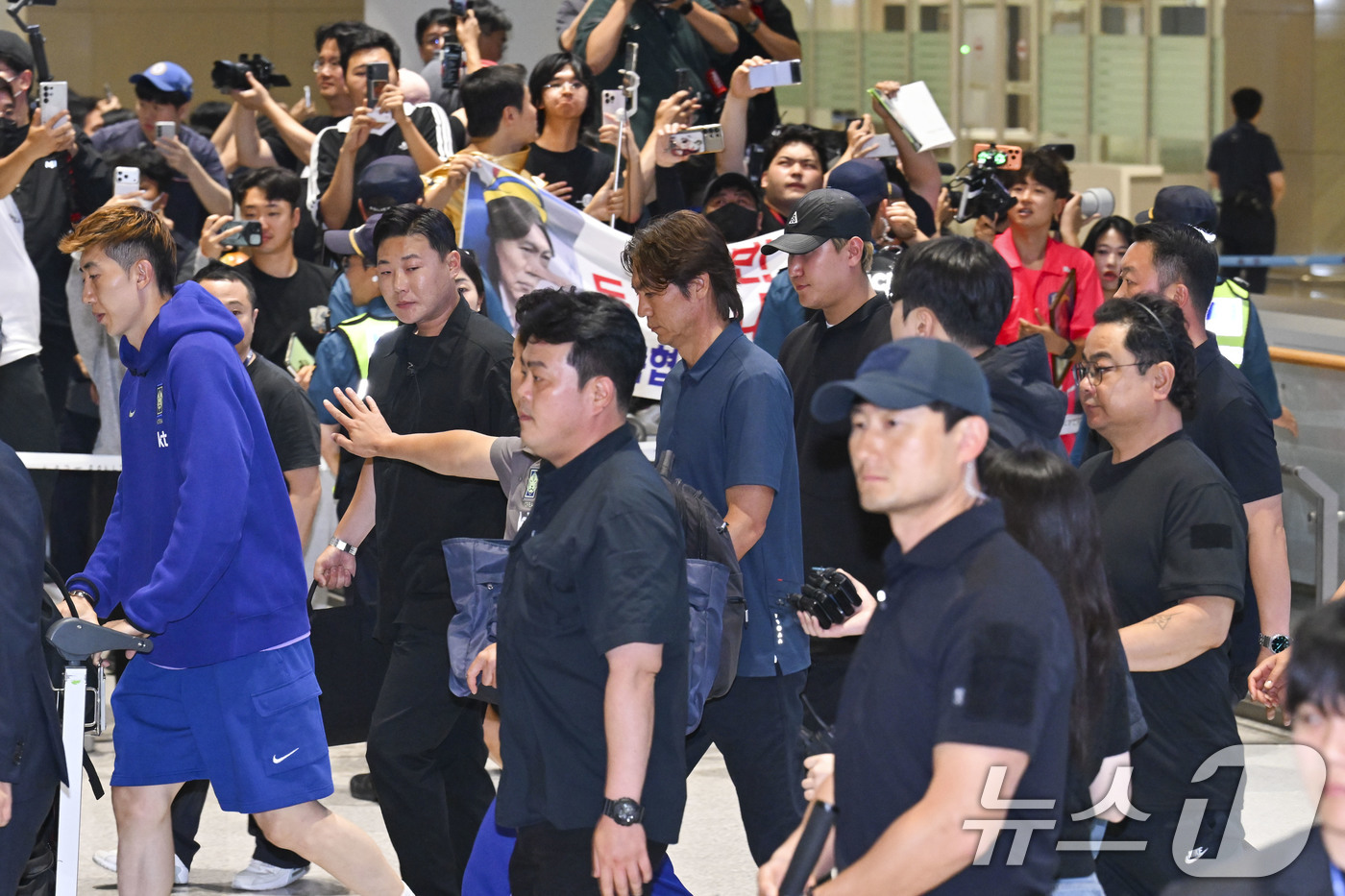 (인천공항=뉴스1) 안은나 기자 = 2026 북중미 월드컵 32강 진출 실패의 책임을 지고 사퇴 의사를 밝힌 홍명보 축구대표팀 감독이 30일 새벽 인천국제공항 2터미널에 도착, 축 …