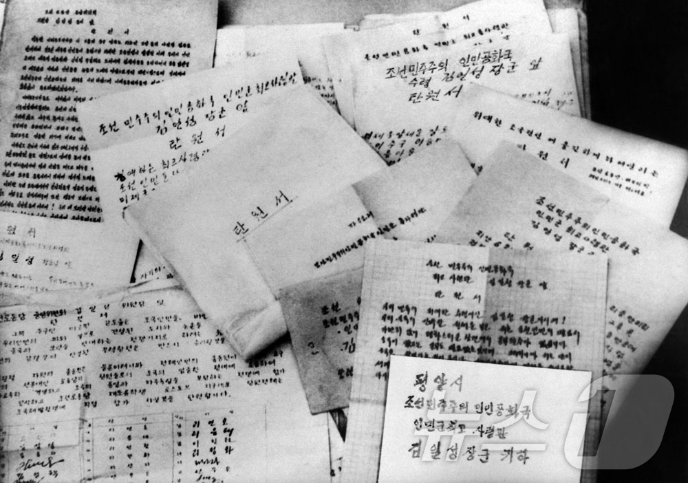 (평양 노동신문=뉴스1) = 북한 노동당 기관지 노동신문은 30일 조국해방전쟁(한국전쟁) 승리기념관에 보관된 전선 탄원서와 맹세문, 전쟁 영웅들의 편지 등을 소개하며 "다시는 빼앗 …