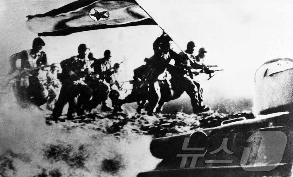 (평양 노동신문=뉴스1) = 북한 노동당 기관지 노동신문은 30일 조국해방전쟁(한국전쟁) 승리기념관에 보관된 전선 탄원서와 맹세문, 전쟁 영웅들의 편지 등을 소개하며 "다시는 빼앗 …