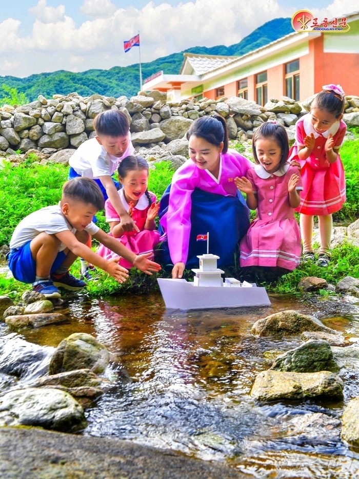 (평양 노동신문=뉴스1) = 북한 노동당 기관지 노동신문은 30일 "수안군 조양기술고급중학교 바탕분교의 학생들이 과외 활동을 진행하고 있다"라고 보도했다. [국내에서만 사용가능. …