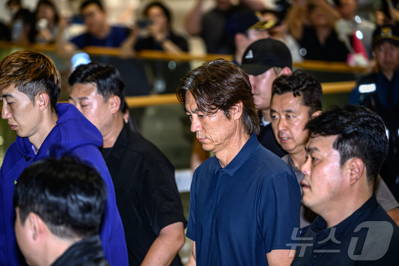 (인천공항=뉴스1) 안은나 기자 = 2026 북중미 월드컵 32강 진출 실패의 책임을 지고 사퇴 의사를 밝힌 홍명보 축구대표팀 감독이 30일 새벽 인천국제공항 2터미널을 통해 입국 …