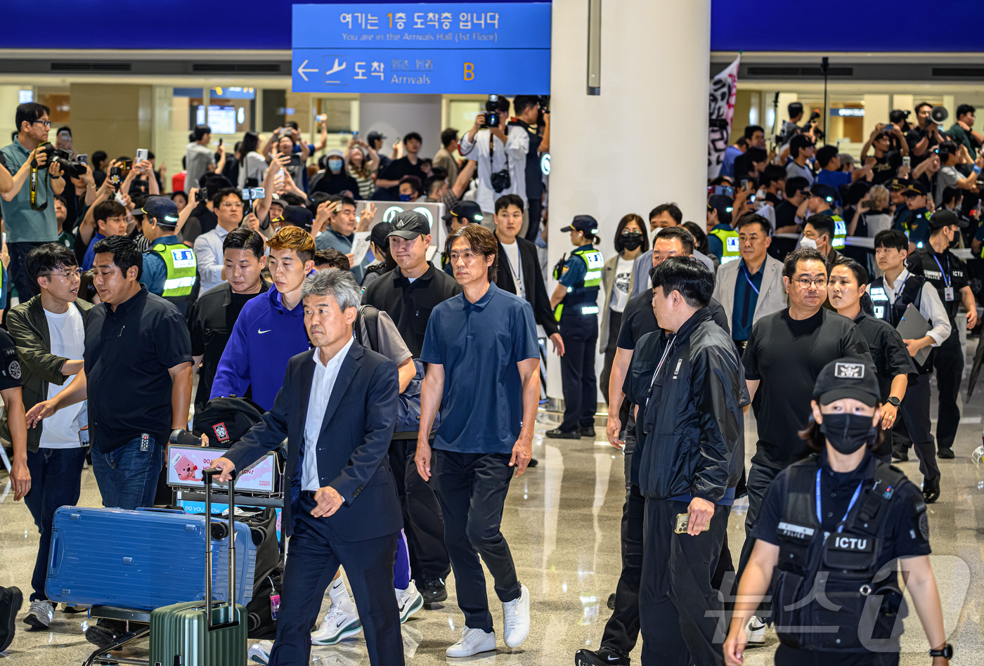 (인천공항=뉴스1) 안은나 기자 = 2026 북중미 월드컵 32강 진출 실패의 책임을 지고 사퇴 의사를 밝힌 홍명보 축구대표팀 감독이 30일 새벽 인천국제공항 2터미널을 통해 입국 …