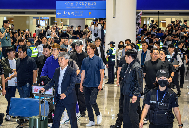 축구팬들 야유 받으며 이동하는 홍명보 감독