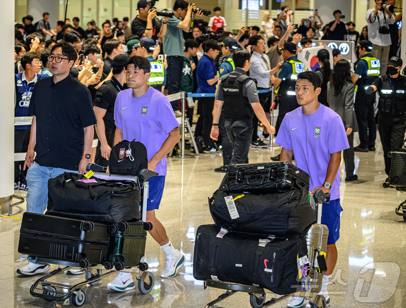 (인천공항=뉴스1) 안은나 기자 = 2026 북중미 월드컵 일정을 마친 김민재, 황희찬 등 축구대표팀 선수들이 30일 새벽 인천국제공항 2터미널을 통해 입국하고 있다. (공동취재) …
