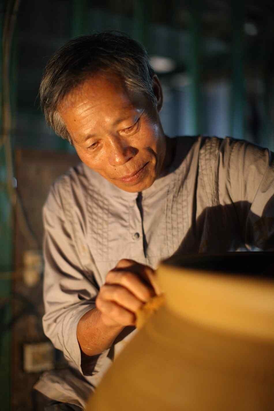 본문 이미지 - 국가무형유산 옹기장 보유자로 인정된 방춘웅 씨