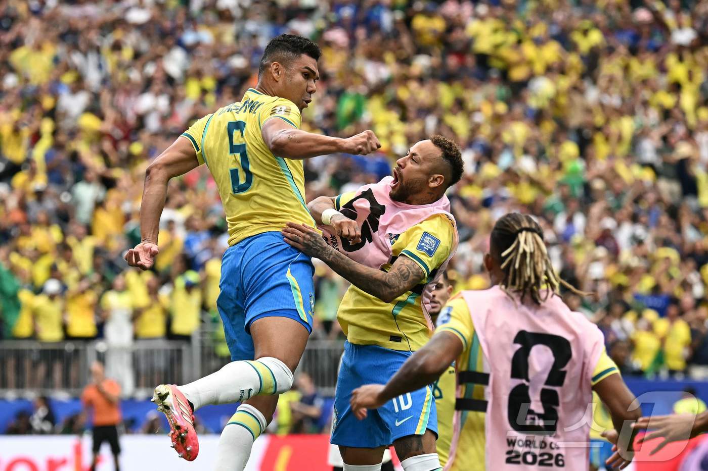 (AFP=뉴스1) = 브라질 축구 국가대표팀 카세미루가 29일(현지시간) 미국 휴스턴 스타디움에서 열린 2026 북중미 월드컵 32강 일본과의 경기에서 동점골을 넣은 뒤 네이마르와 …
