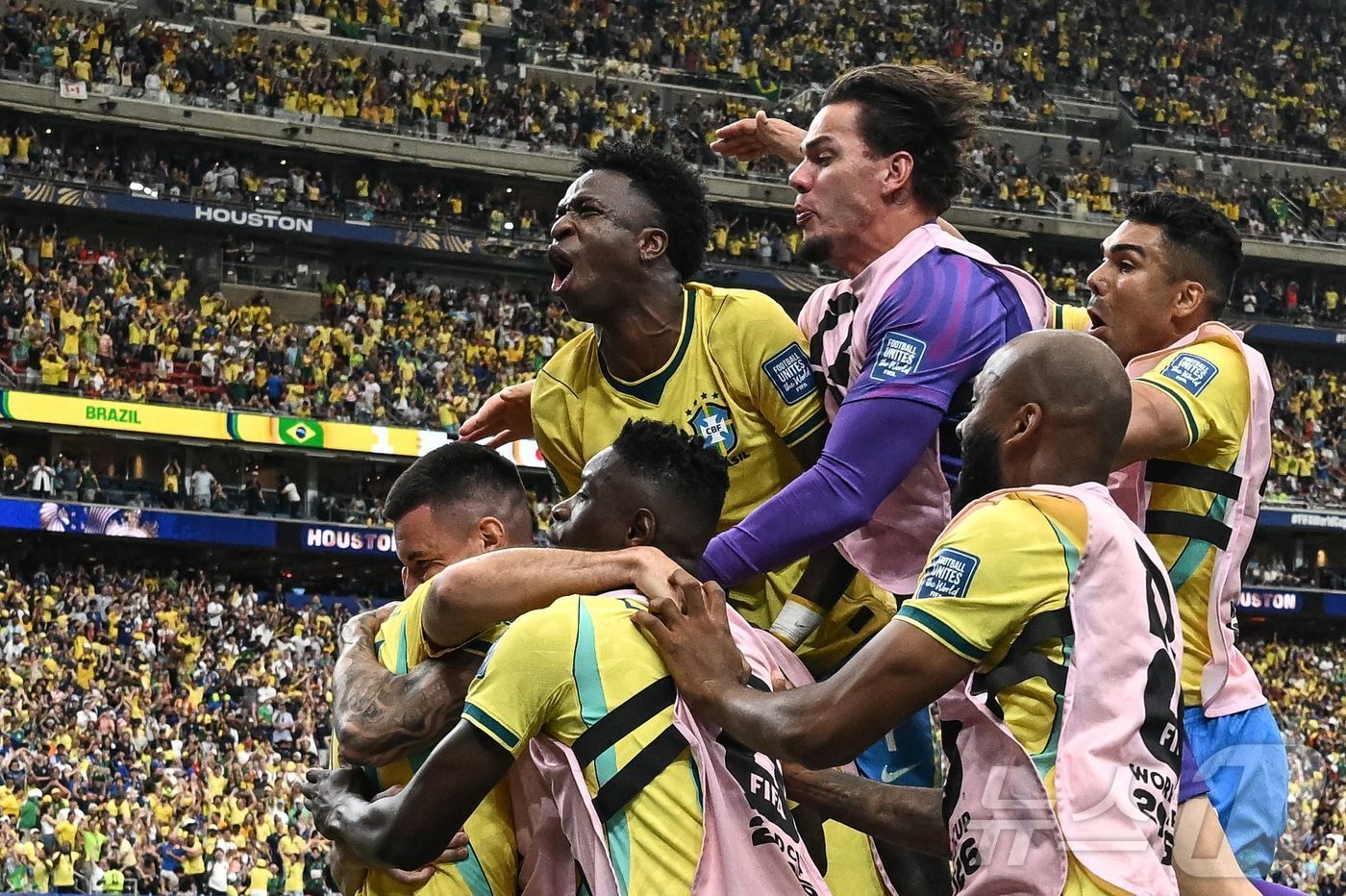 (AFP=뉴스1) = 브라질 축구 국가대표팀 선수들이 29일(현지시간) 미국 휴스턴 스타디움에서 열린 2026 북중미 월드컵 32강 일본과의 경기에서 가브리엘 마르티넬리의 극장 역 …