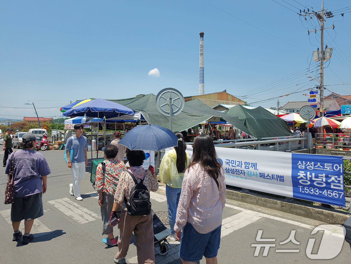 (서울=뉴스1) = 삼성전자가 지난 8일부터 4주간 진행중인 '국민과 함께, 삼성전자 감사 페스티벌'의 혜택과 디지털 온누리상품권 사용처를 널리 알리기 위해 전통시장 곳곳에서 현장 …