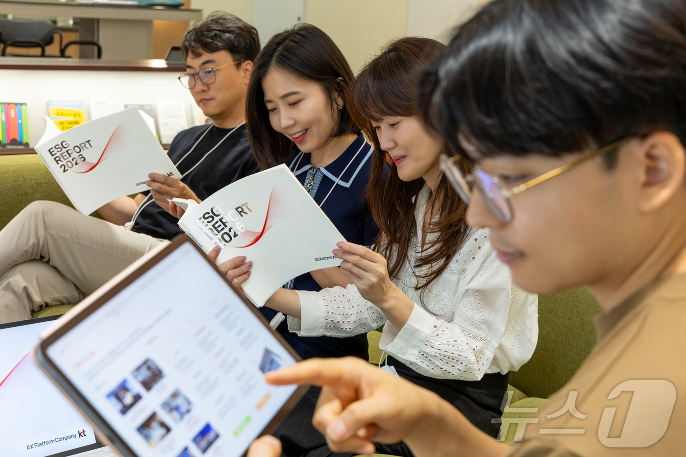 (서울=뉴스1) 이상혁 수습기자 = KT는 환경·사회·지배구조 분야별 경영 성과와 중장기 전략을 종합한 ‘2026년 KT ESG보고서’를 발간했다고 30일 밝혔다. 이번 보고서는 …
