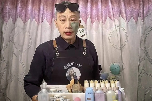 "손주 살리려 매일 립스틱"…집 팔고 라이브 방송하는 75세 할아버지