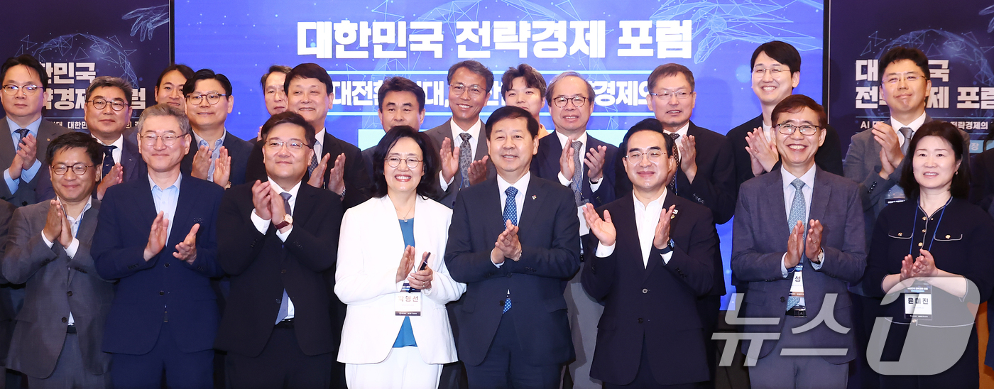 (서울=뉴스1) 김민지 기자 = 구윤철 경제부총리 겸 재정경제부 장관이 30일 오전 서울 중구 롯데호텔에서 열린 '대한민국 전략경제 포럼 AI 대전환 시대, 대한민국 전략경제의 길 …