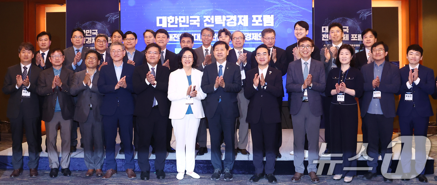 (서울=뉴스1) 김민지 기자 = 구윤철 경제부총리 겸 재정경제부 장관이 30일 오전 서울 중구 롯데호텔에서 열린 '대한민국 전략경제 포럼 AI 대전환 시대, 대한민국 전략경제의 길 …