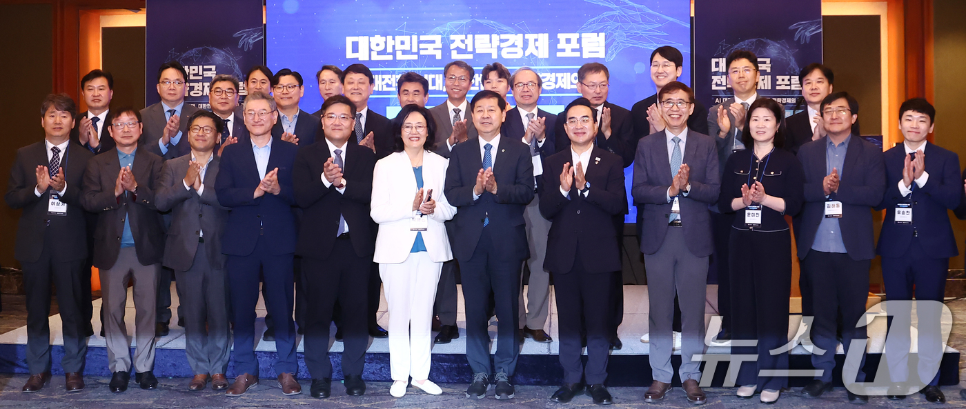 (서울=뉴스1) 김민지 기자 = 구윤철 경제부총리 겸 재정경제부 장관이 30일 오전 서울 중구 롯데호텔에서 열린 '대한민국 전략경제 포럼 AI 대전환 시대, 대한민국 전략경제의 길 …