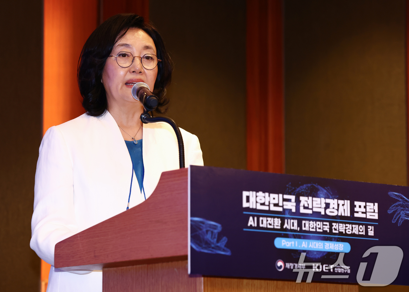 (서울=뉴스1) 김민지 기자 = 박영선 재정경제부 전략경제자문단 위원장이 30일 오전 서울 중구 롯데호텔에서 열린 '대한민국 전략경제 포럼 AI 대전환 시대, 대한민국 전략경제의 …