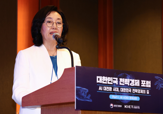 전략경제 포럼서 기조연설 하는 박영선 위원장