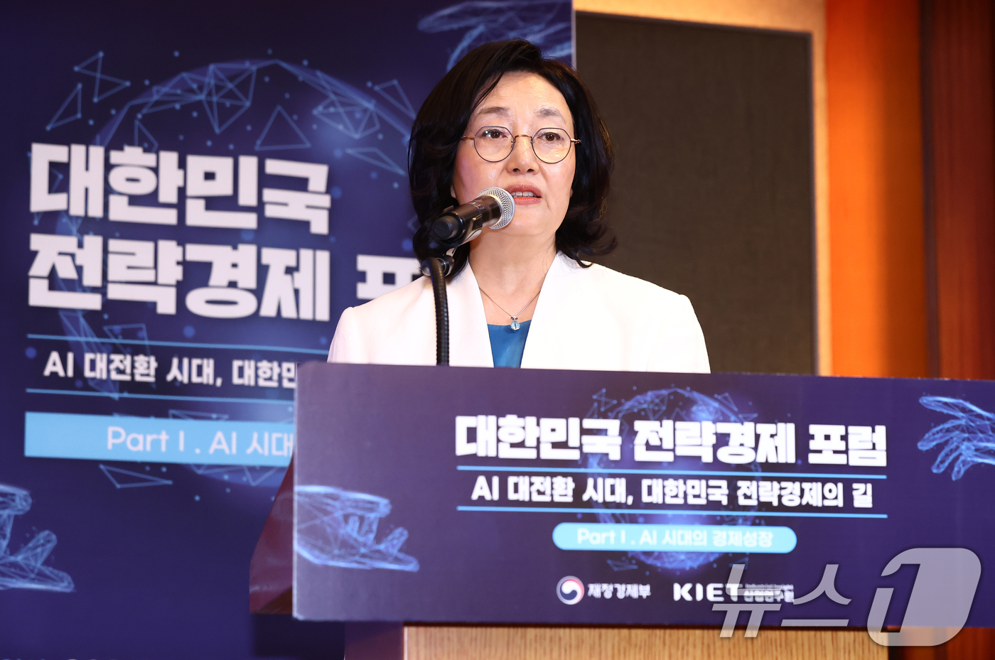 (서울=뉴스1) 김민지 기자 = 박영선 재정경제부 전략경제자문단 위원장이 30일 오전 서울 중구 롯데호텔에서 열린 '대한민국 전략경제 포럼 AI 대전환 시대, 대한민국 전략경제의 …