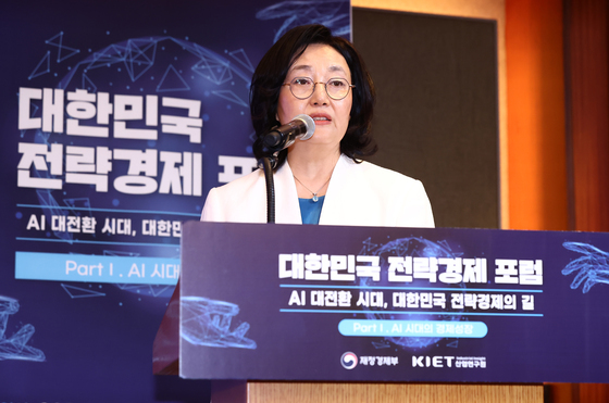 전략경제 포럼서 기조연설 하는 박영선 위원장
