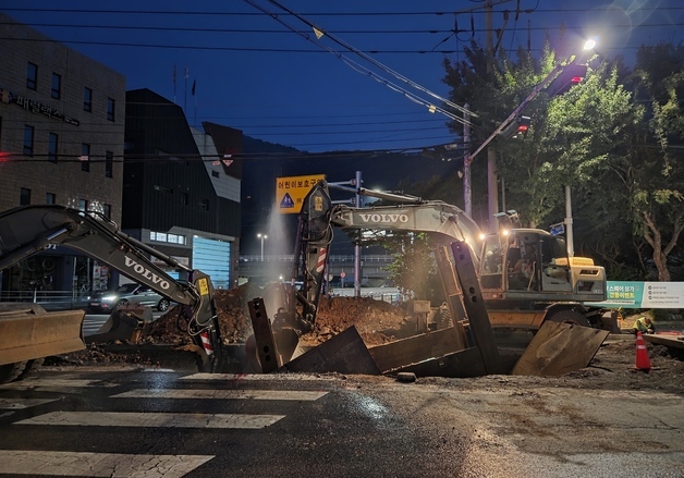 대구 수성못오거리 상수도관 파손…도로 통제로 출근길 정체(종합)