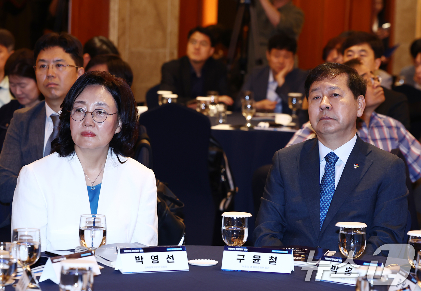 (서울=뉴스1) 김민지 기자 = 구윤철 경제부총리 겸 재정경제부 장관과 박영선 전략경제자문위원장이 30일 오전 서울 중구 롯데호텔에서 열린 '대한민국 전략경제 포럼 AI 대전환 시 …