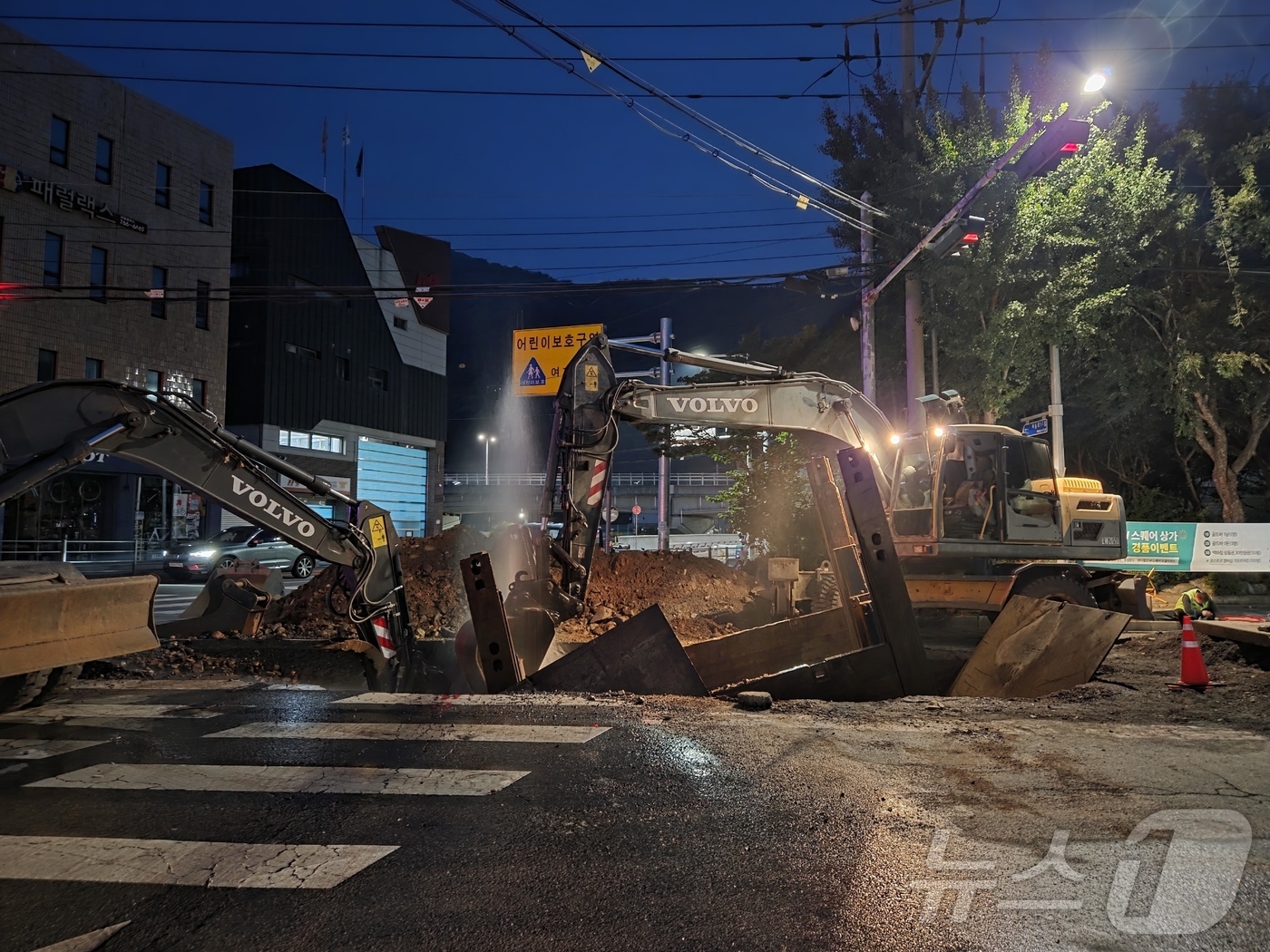 (대구=뉴스1) 이성덕 기자 = 지난 29일 오후 대구 수성구 상동 수성못오거리 용두교 방면 횡단보도 앞에서 우수·오수 분리 하수관로 공사 중 지름 500㎜ 상수도관이 파손돼 관계 …