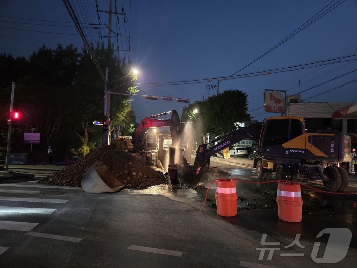 (대구=뉴스1) 이성덕 기자 = 지난 29일 오후 대구 수성구 상동 수성못오거리 용두교 방면 횡단보도 앞에서 우수·오수 분리 하수관로 공사 중 지름 500㎜ 상수도관이 파손돼 관계 …