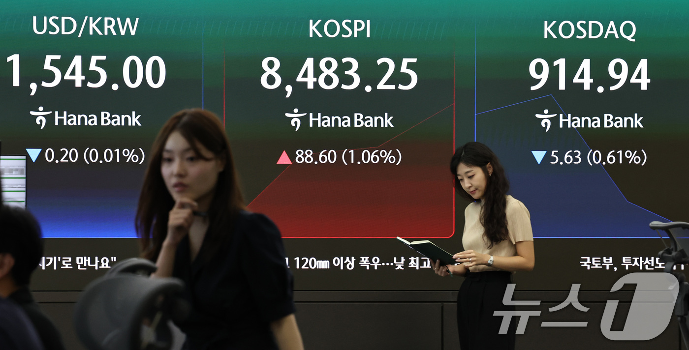 (서울=뉴스1) 구윤성 기자 = 29일 오전 서울 중구 하나은행 딜링룸 전광판을 통해 코스피, 코스닥 등 개장 시황이 송출되고 있다.이날 코스피는 전일 종가 대비 코스피 0.26% …