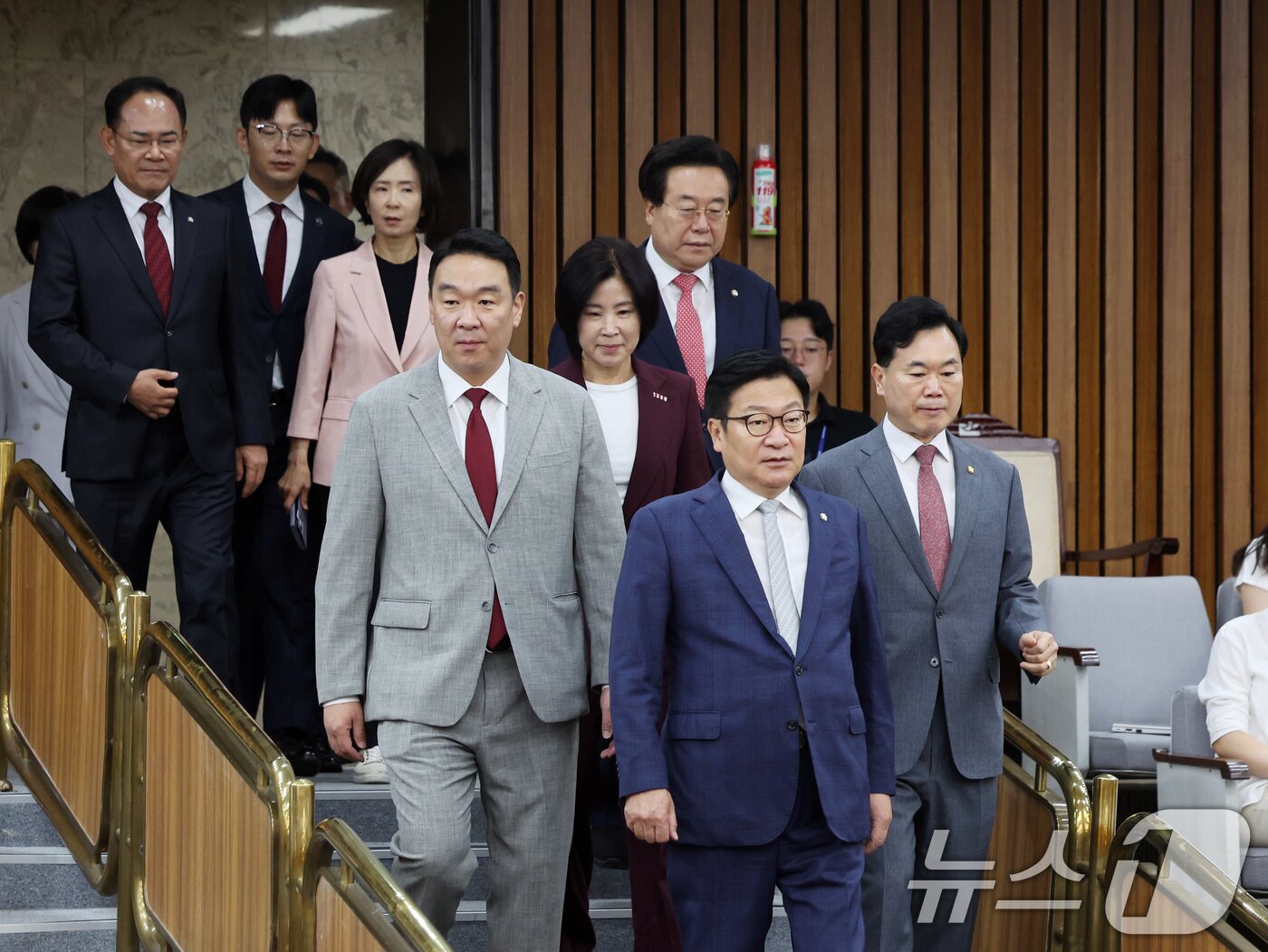 본문 이미지 - 정점식 국민의힘 원내대표가 30일 오전 서울 여의도 국회에서 열린 원내대책회의에 참석하고 있다. 2026.6.30 ⓒ 뉴스1 황기선 기자