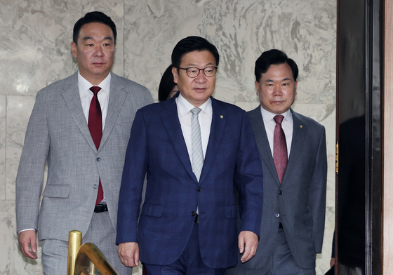 회의 참석하는 정점식 원내대표
