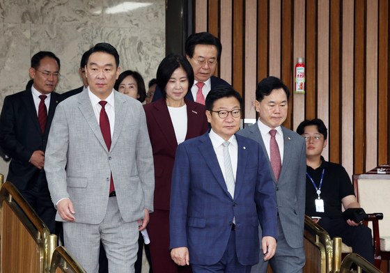 회의 참석하는 정점식 원내대표