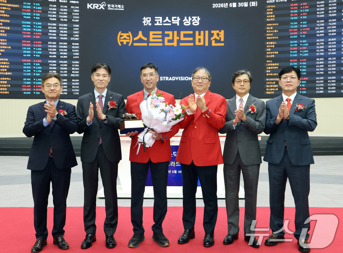(서울=뉴스1) = 30일 오전 서울 영등포구 한국거래소에서 열린 스트라드비젼 코스닥시장 상장기념식에서 상장기념패 전달 후 박종식 한국IR협의회 부회장(왼쪽부터), 민경욱 한국거래 …