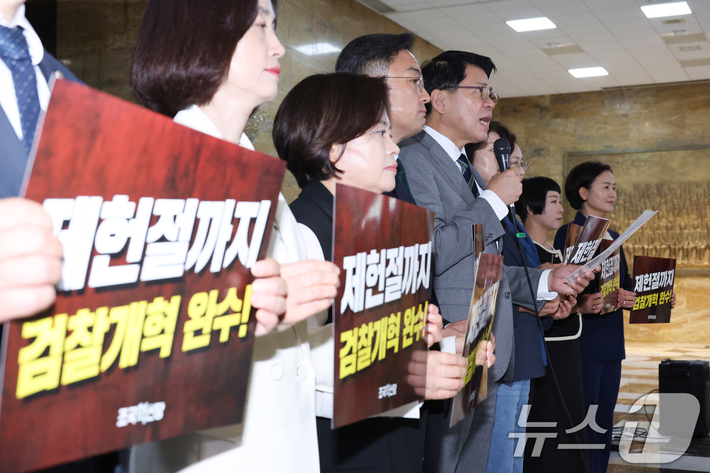 (서울=뉴스1) 신웅수 기자 = 김준형 조국혁신당 원내대표가 30일 서울 여의도 국회 로텐더홀에서 열린 의원총회에서 발언하고 있다. 2026.6.30/뉴스1