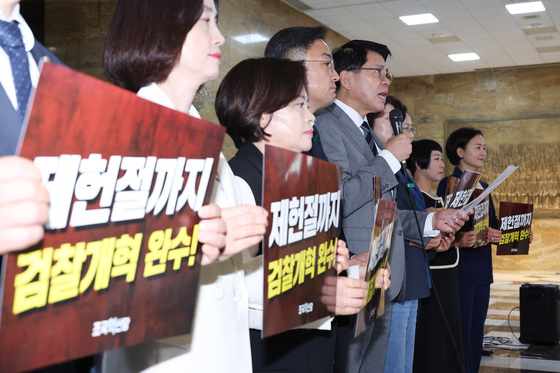 의원총회 발언하는 김준형 원내대표