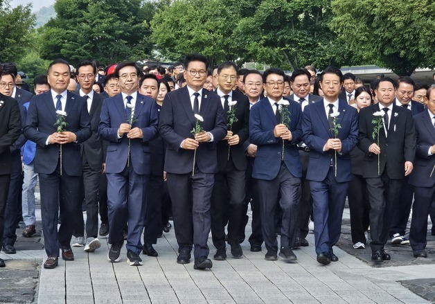 봉하마을 찾은 송영길 "이재명 정부 지키고 성공시키는 것이 노무현 뜻"