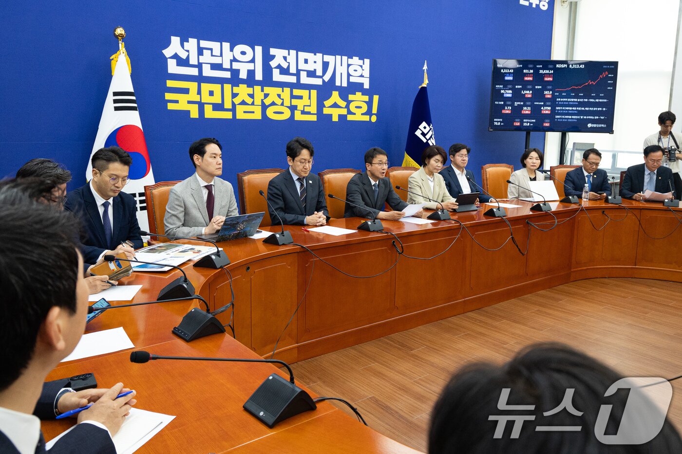 본문 이미지 - 한병도 더불어민주당 당대표 직무대행 겸 원내대표가 30일 서울 여의도 국회에서 열린 원내대책회의에서 모두 발언을 하고 있다. 2026.6.30 ⓒ 뉴스1 유승관 기자