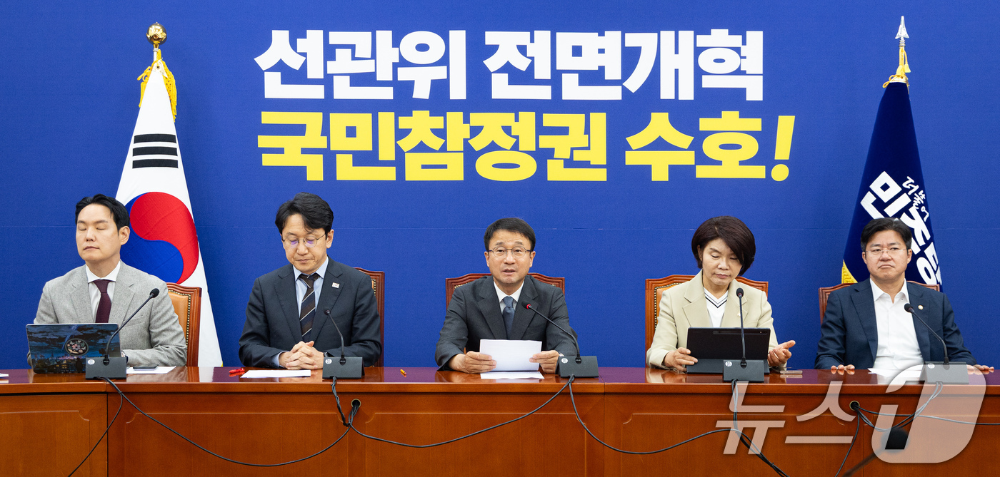 (서울=뉴스1) 유승관 기자 = 한병도 더불어민주당 당대표 직무대행 겸 원내대표가 30일 서울 여의도 국회에서 열린 원내대책회의에서 모두 발언을 하고 있다. 2026.6.30/뉴스 …