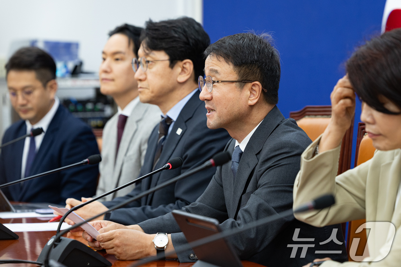 (서울=뉴스1) 유승관 기자 = 한병도 더불어민주당 당대표 직무대행 겸 원내대표가 30일 서울 여의도 국회에서 열린 원내대책회의에서 모두 발언을 하고 있다. 2026.6.30/뉴스 …