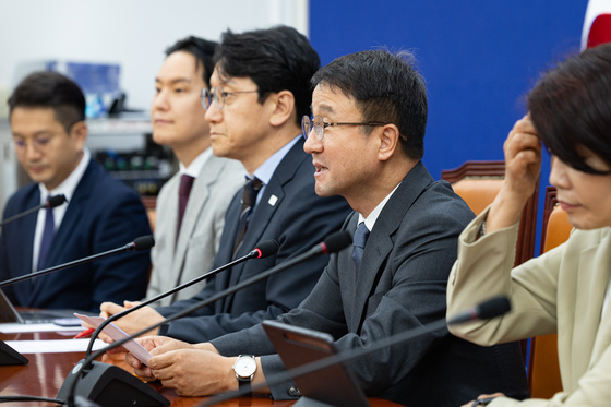 與 "메가 프로젝트에 가슴 뛰어…野, 남의 다리 긁는 소리 그만"