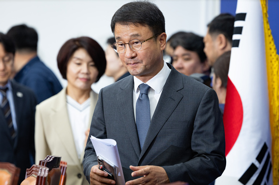 원내대책회의 참석하는 민주당 원내지도부