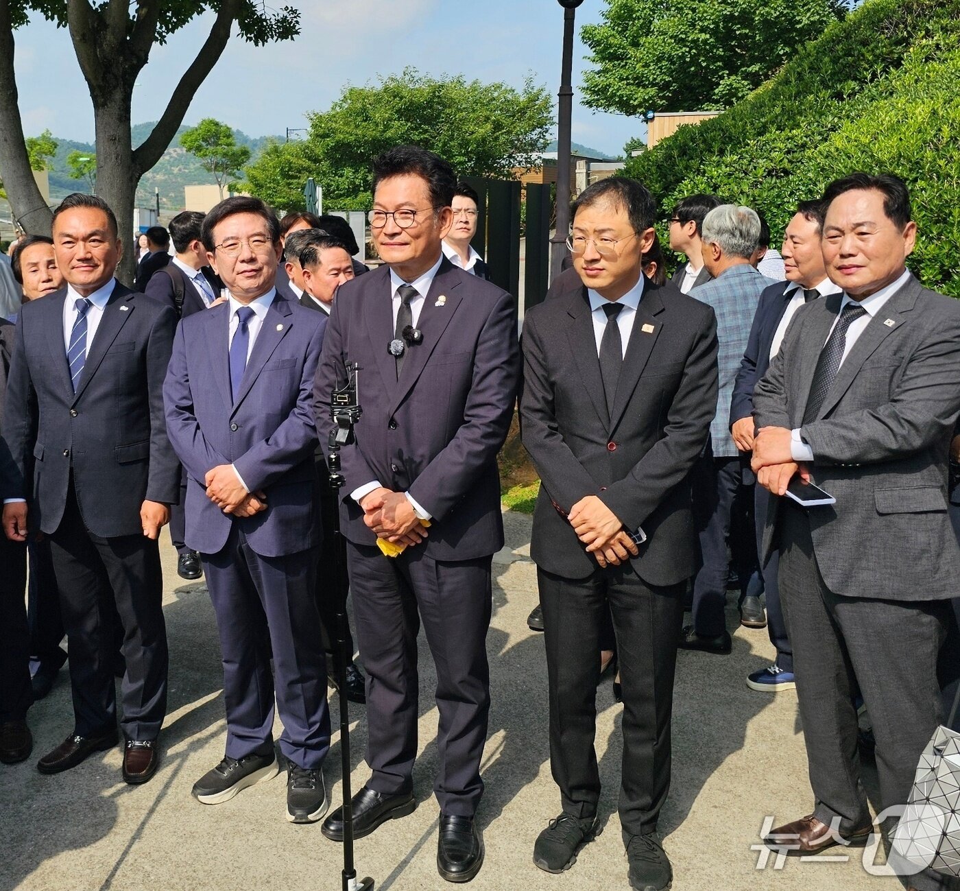 본문 이미지 - 송영길 더불어민주당 의원이 30일 노무현 전 대통령 묘역 참배를 마친 뒤 기자들과 만나 질의응답에 나서고 있다. 2026.6.30 ⓒ 뉴스1 박민석 기자