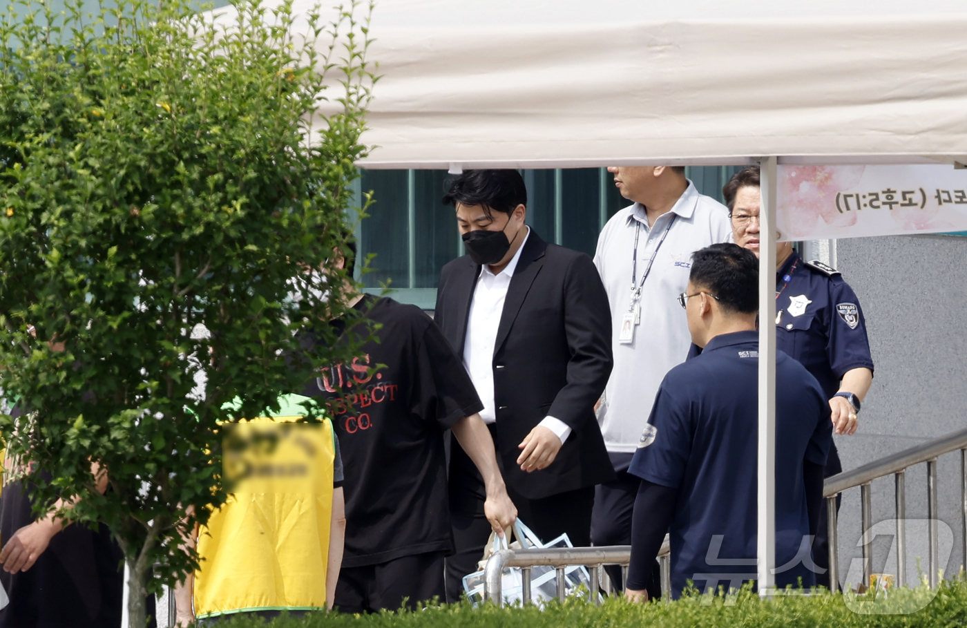 (여주=뉴스1) 권현진 기자 = 음주 운전 뺑소니 혐의로 복역 중이던 가수 김호중(35)이 30일 경기 여주시 소망교도소에서 가석방으로 출소하고 있다.김호중은 본래 1·2심에서 2 …